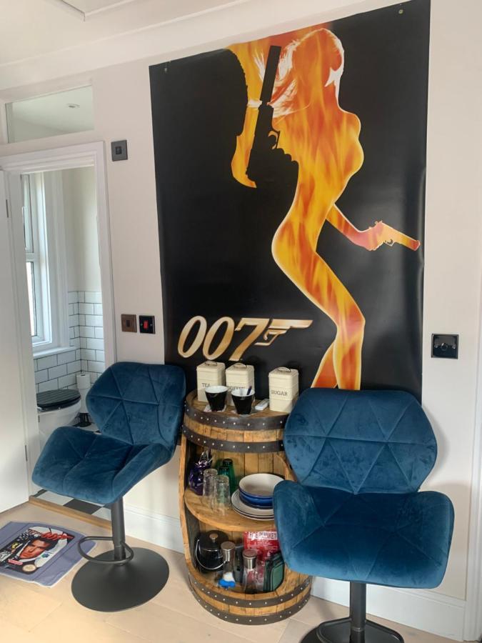 Southsea Royale Studio, James Bond, Parking, Seafront Портсмът Екстериор снимка